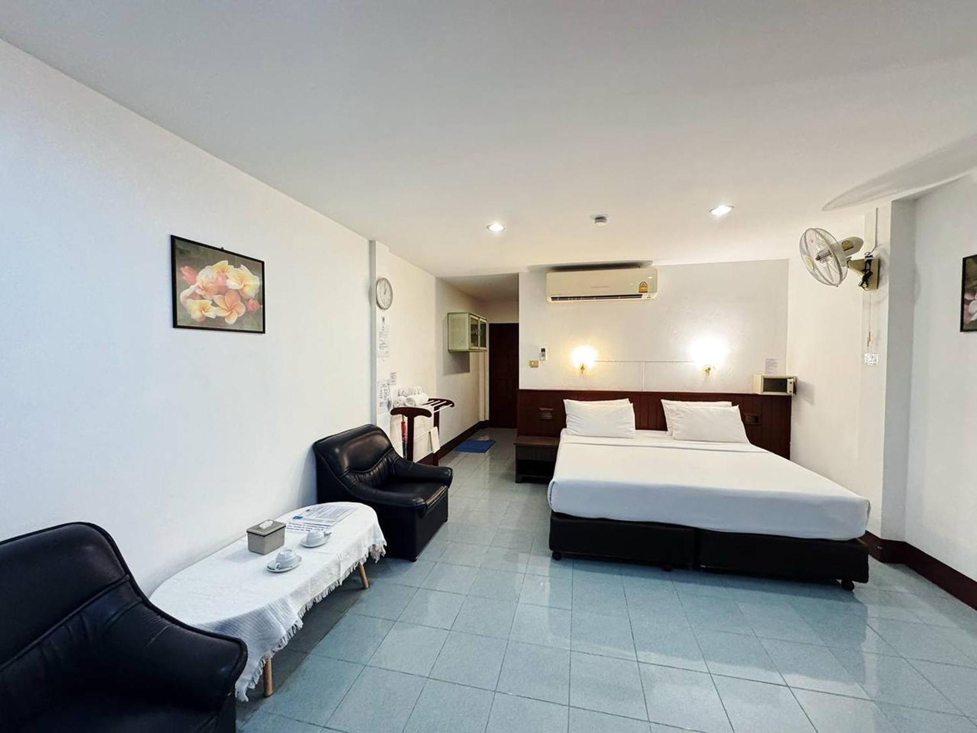 Rabbit Mansion Patong Hotel Exterior photo